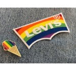 Levi's: 1 pin's ou 1 patch exclusif offert lors de l'achat d'un top ou bas Pride