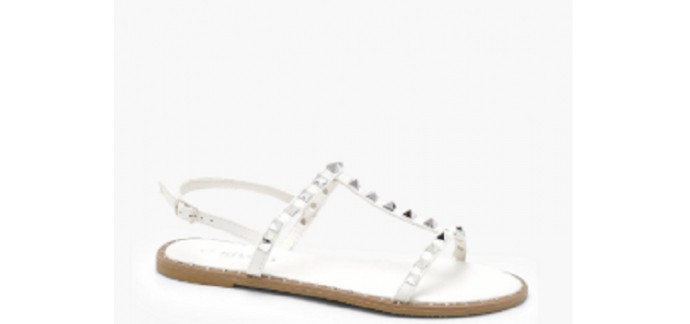 Boohoo: Sandales plates femme à brides cloutées blanc d'une valeur de 16€ au lieu de 26€
