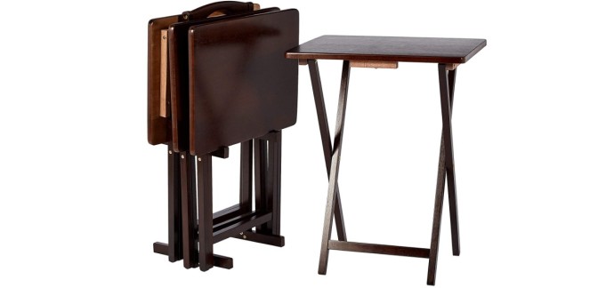 Amazon: Lot de 4 tables d'appoint en bois pliables Amazon Basics - Couleur expresso à 29,99€