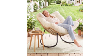 Cdiscount: Chaise de jardin à bascule COSTWAY - Rotin PE tressé, coussin blanc, charge 140kg à 131,79€
